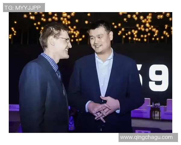 姚明街头行走引发热议球迷纷纷围观感受巨星魅力与亲民风范