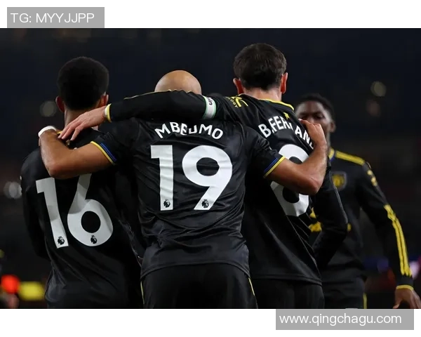 阿森纳友谊赛大胜巴黎圣日耳曼逆转瞬间引发全场热议与争议判罚 阿森纳友谊赛大胜巴黎圣日耳曼逆转瞬间引发全场热议与争议判罚